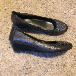 Laura Ashley | 8 | Metallic wedge